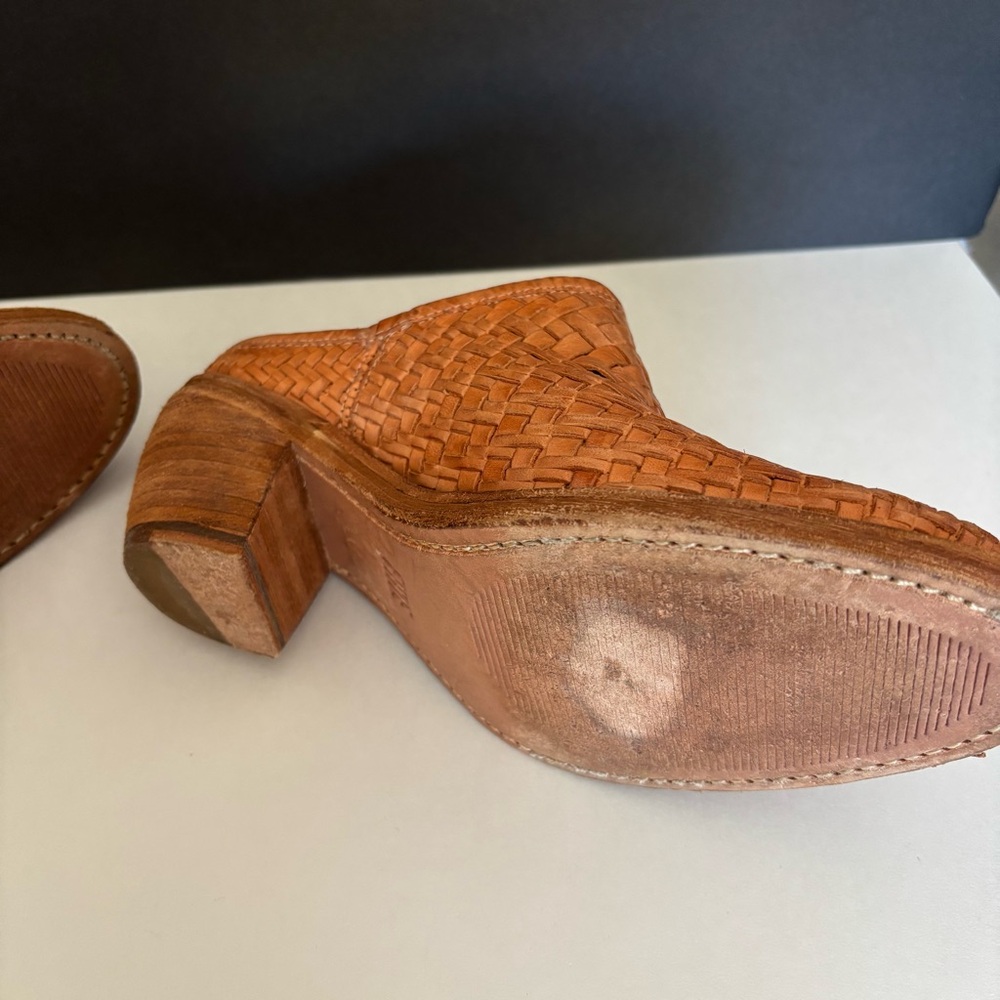 Women’s Frye Weaved Leather Mules Size 7B - Picture 4 of 13